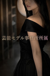 褐色肌と黒ドレス美女 写真